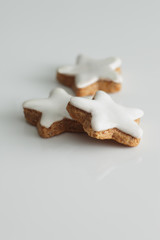 Weihnachten, Zimtsterne weissem Acryl