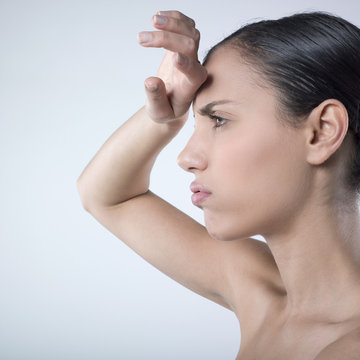 jeune femme nue de profil lassitude