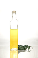 Fototapeta premium bouteille d'huile végétale sur fond blanc