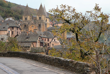 Vue de Conques en automne