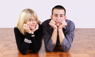 jeune couple couché sur le sol