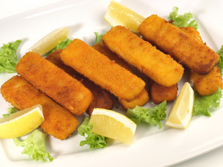 Tiefkühlkost - Seelachs Fischstäbchen auf einer Platte