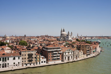 Fototapeta na wymiar Kanał prowadzące do kościoła w Wenecji