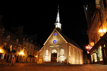 Obraz premium View of the old Quebec City at night. Canada.