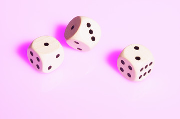 Würfel drei rosa