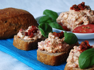 Dip mit Tomaten und Frischkäse