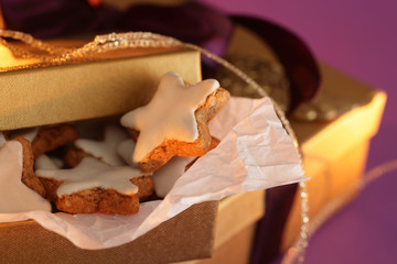 Weihnachten, Zimtsterne im goldenen Paeckchen