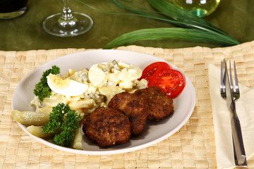 Frikadellen mit Salat