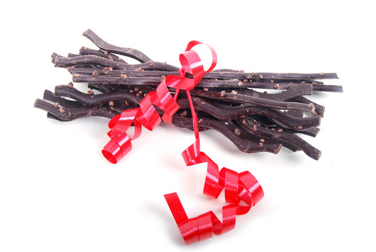 Sarments de chocolat noir fagot&eacute;s de bolduc rouge