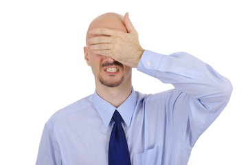 Mann hält sich die Augen zu