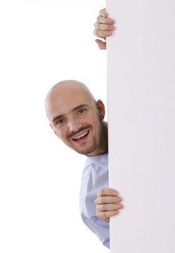 Mann schaut um die Ecke