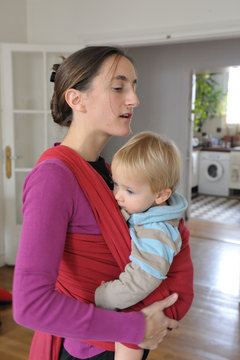 &eacute;charpe de portage b&eacute;b&eacute; Baby In Sling With Mother