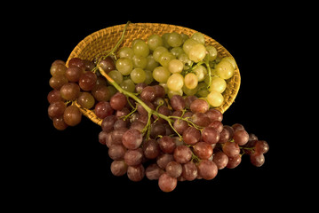 Cesto con uva bianca e nera