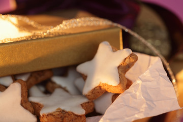 Weihnachten, Zimtsterne im goldenen Paeckchen
