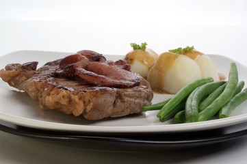 grilled rump steak and bacon with organic vegetable