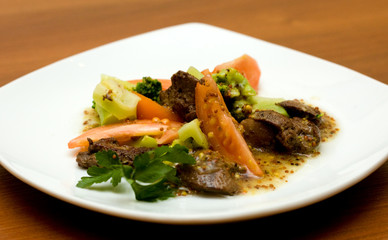 Warm salad with broccoli and hen's liver