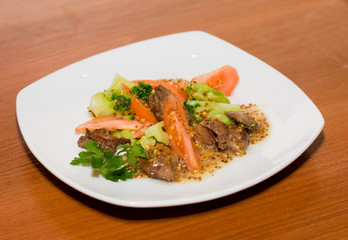 Warm salad with broccoli and hen's liver