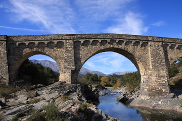 Fototapeta na wymiar pont ancien