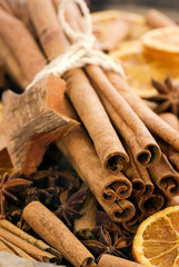 Zimtstangen mit Dekoration