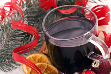 Glühwein mit Dekoration