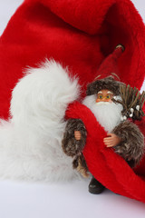 Santa Claus trägt Weihnachtsmütze