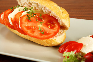 Baguette mit Tomate und Mozzarella