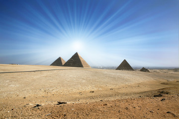 Fototapeta na wymiar Egipskie piramidy w Gizie.