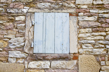 Fototapeta na wymiar france,bourgogne,givry : fenêtre sur mur de pierre