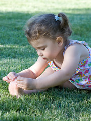 bambina che si guarda le dita dei piedi