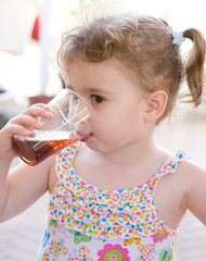 bambina che beve una bibita
