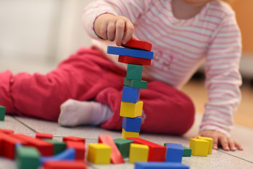 Kind und Bauklötze