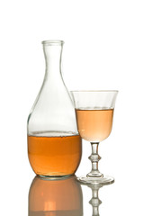 Bouteille et verre de vin rosé isolé sur fond blanc pur