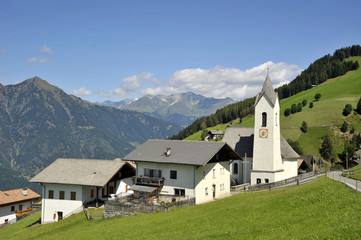 Fototapeta na wymiar Kościół w Alpach