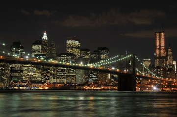 Fototapeta na wymiar Brooklyn Bridge i dolnym Manhattanie.