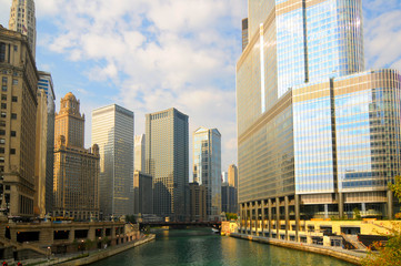 Fototapeta na wymiar Chicago tytani Rzeka: stare i nowe wieżowce