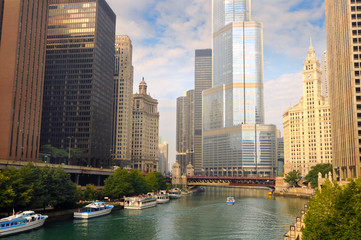 Fototapeta na wymiar Łodzie na rzece Chicago
