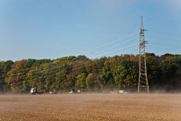 ein Hochspannungsmast wird bei Bodennebel aufgestellt