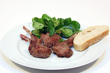 Lammkotlett mit Feldsalat und Ciabatta