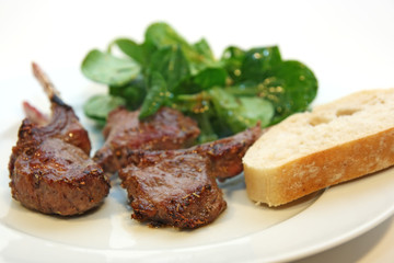 Lammkotlett mit Feldsalat und Ciabatta