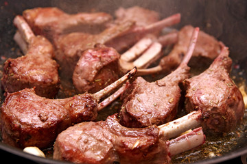 Lammkotlett in heißer Pfanne