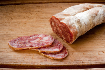 Salami auf einem Holzbrett
