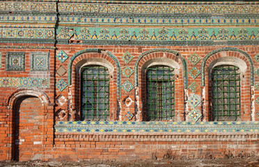 Obraz premium Fragment of ornament of facade of old chapel