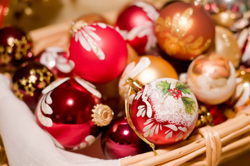 Korb voller Christbaumkugeln