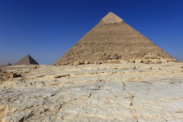 Fototapeta na wymiar trzy piramidy