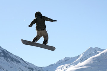 Snowboardfahrer hoch in der Luft