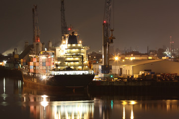 Schiff wird nachts im Hafen beladen