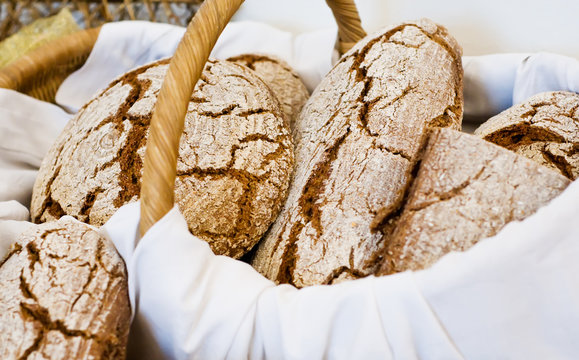 Korb mit Brotlaibe