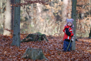 Kleinkind im Wald