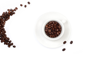 Weiße Kaffeetasse, gefüllt mit Kaffeebohnen