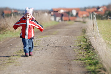 Kleinkind beim rennen